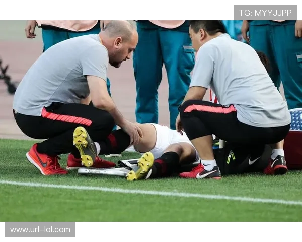 足球球星被踩脚事件引发关注 受伤球员痛苦表情瞬间成焦点